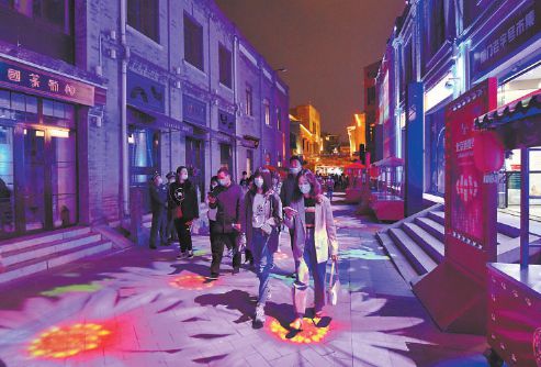 假日期间前门大街开展以“前门国潮京品节”为主题的京味消费季活动,将传统文化体验与现代时尚相结合。 本报记者 邓伟摄